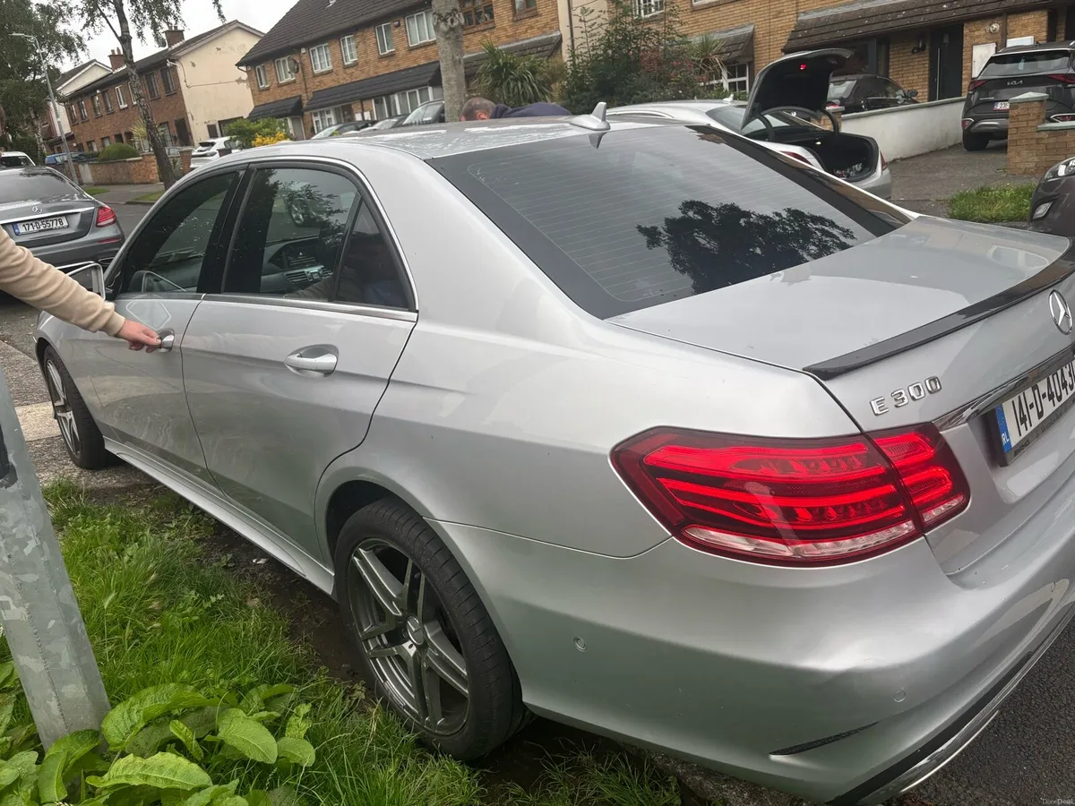 Mercedes Benz E300 hybrid - Image 5