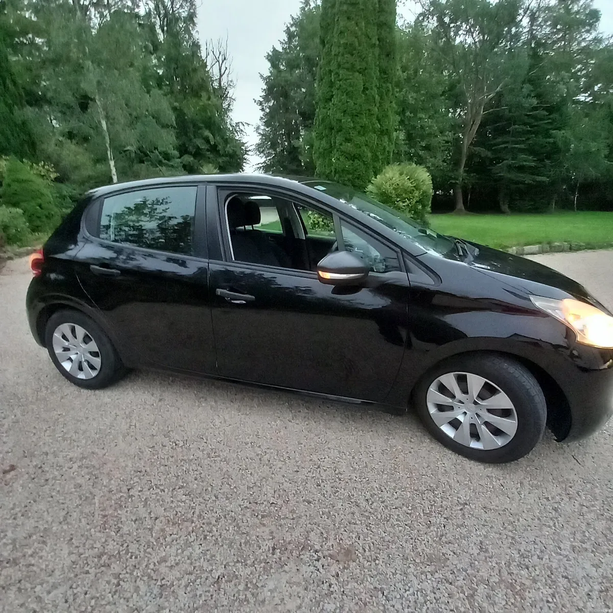 Peugeot 208 1.0 manual with tax - Image 2