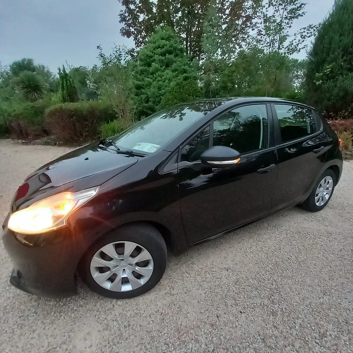 Peugeot 208 1.0 manual with tax - Image 3