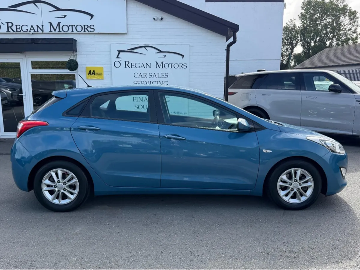 Hyundai i30 1.6 CRDI ACTIVE 5DR AUTO - Image 2