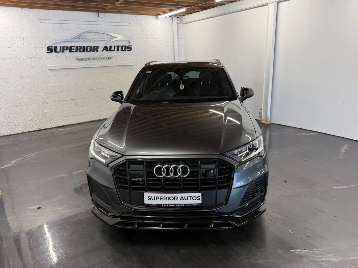 2023 Audi Q7 S-Line 55TFSI E Quattro Black Edition - Image 4