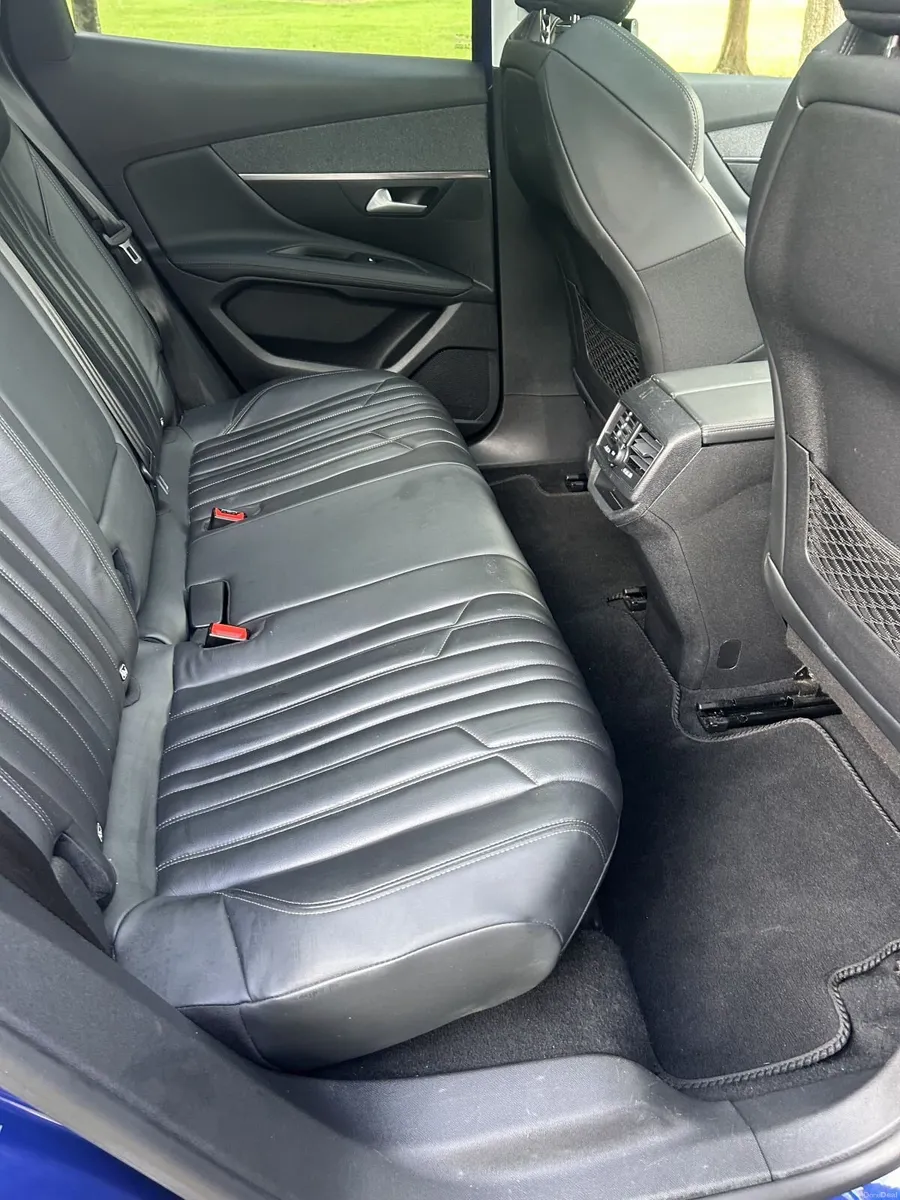 Peugeot 3008 Allure - 1 owner, low km, sunroof - Image 4