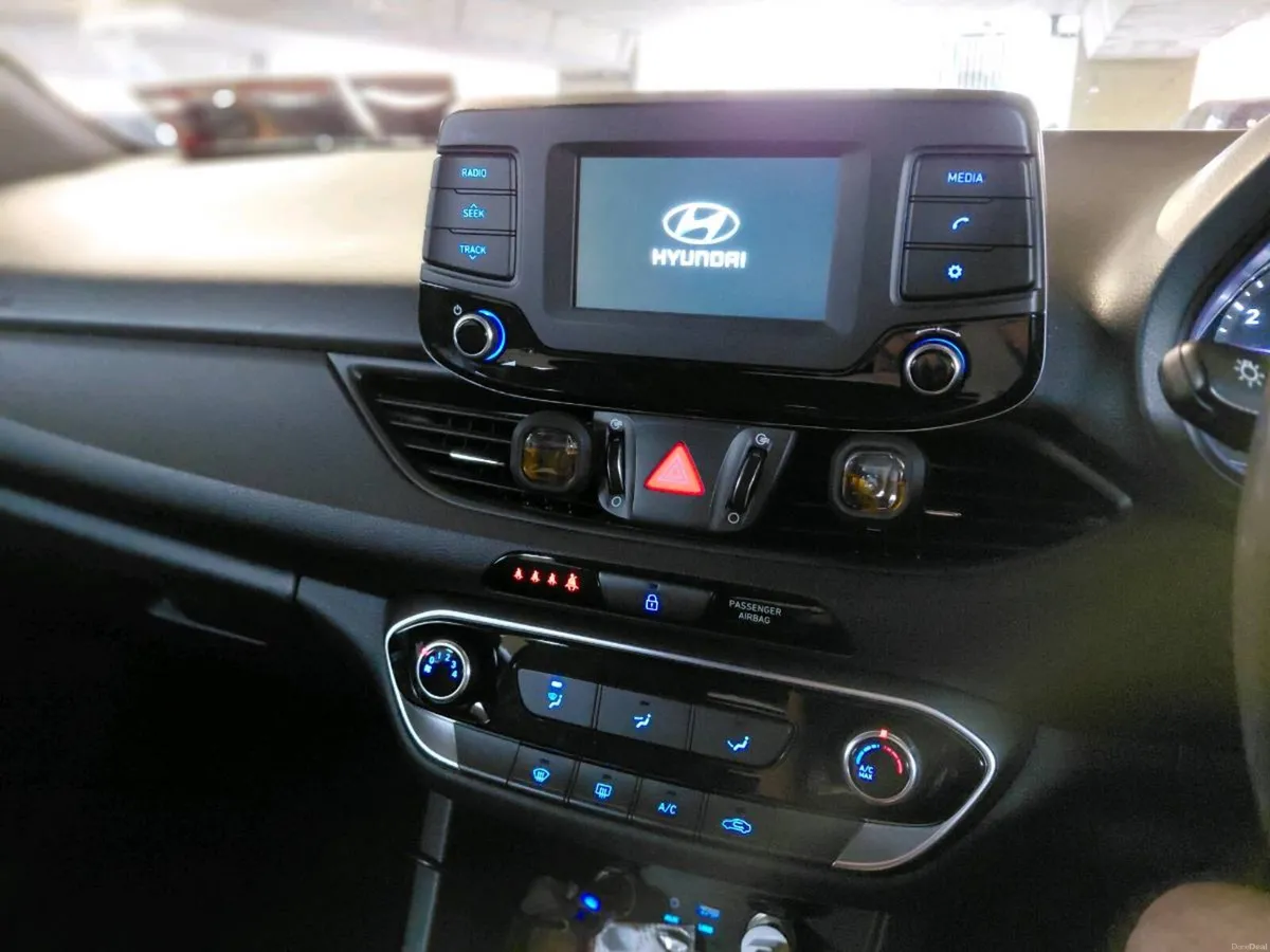 Hyundai i30 1.4 mpi Deluxe - Image 3