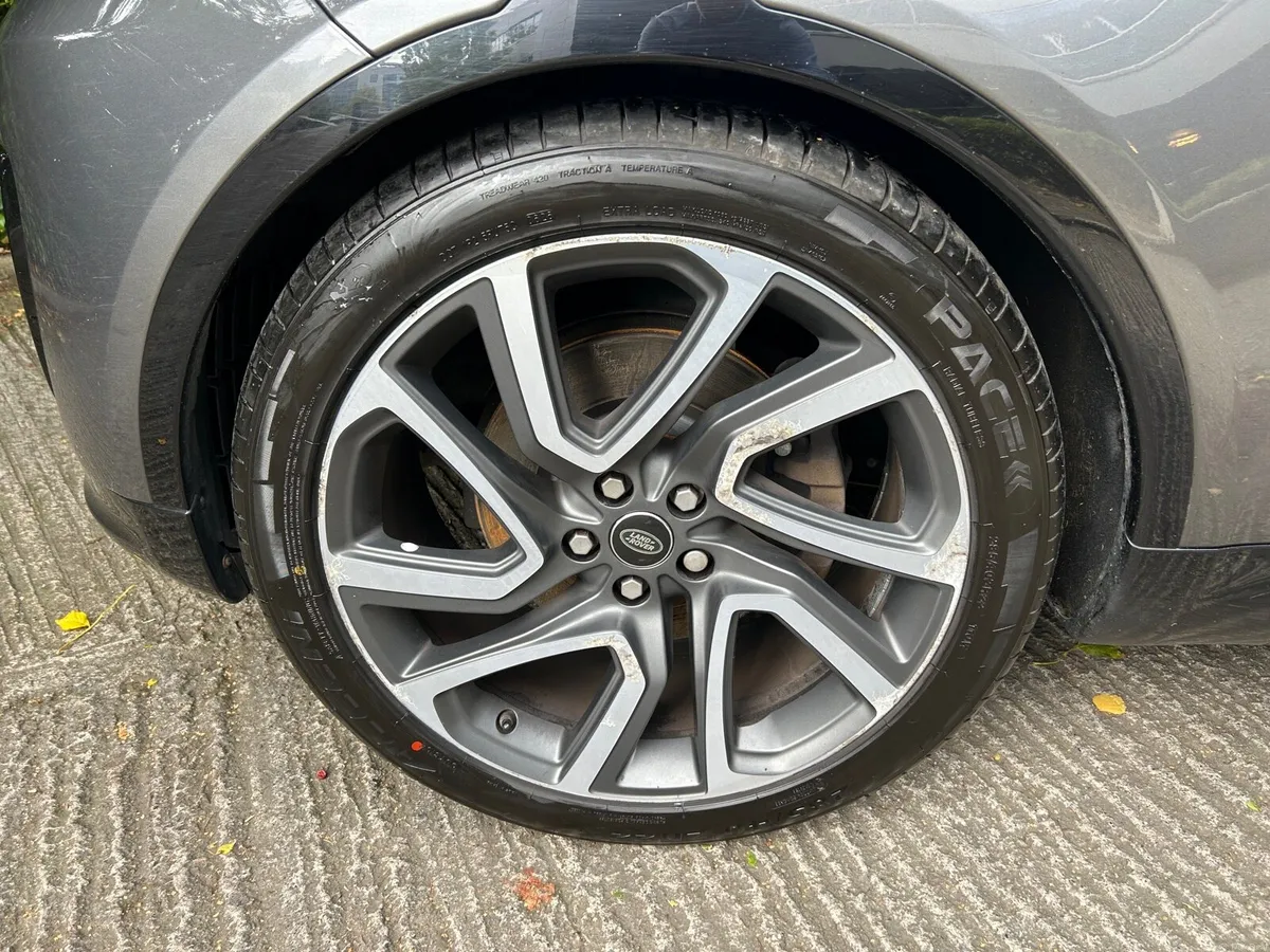 Land Rover Discovery 3.0d HSE 7 Seater - Image 6