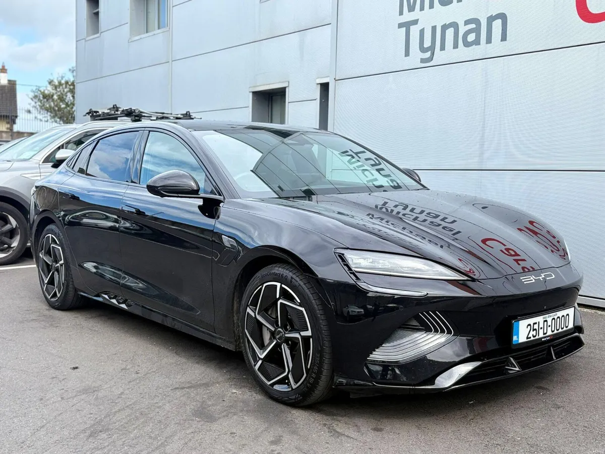 2025 BYD Seal Design 82.5kwh, Sunroof, 19" Alloys - Image 5