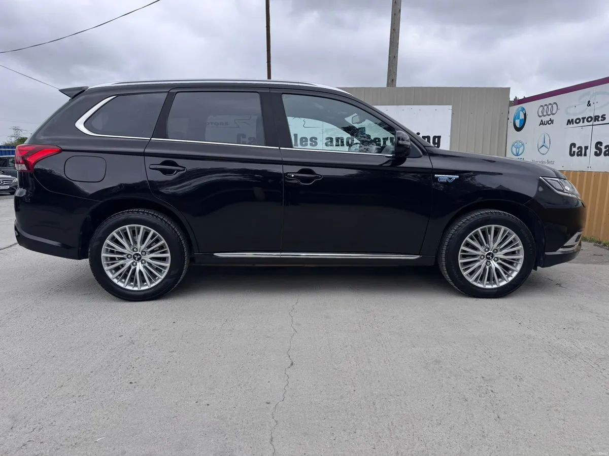 191 Mitsubishi Outlander 2.4L Plug-in EV Intense - Image 5