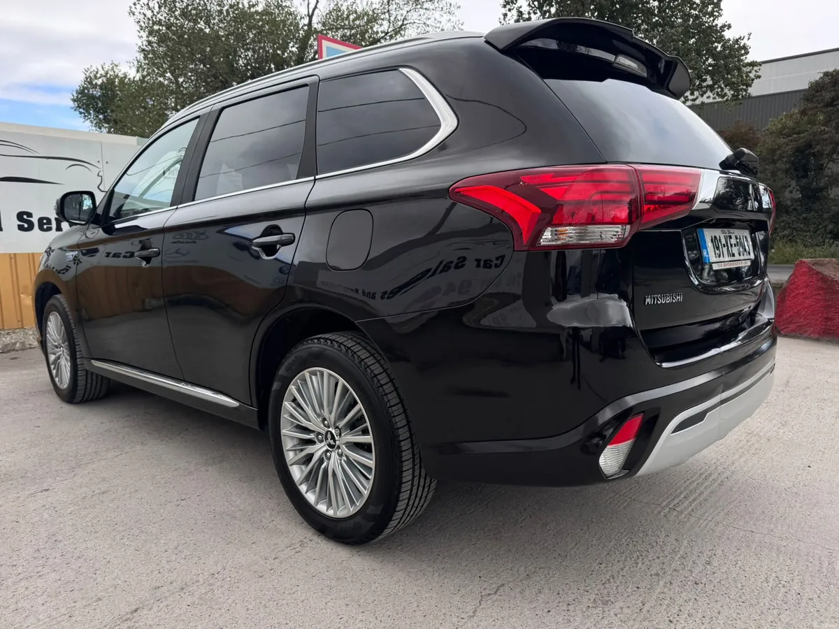 191 Mitsubishi Outlander 2.4L Plug-in EV Intense - Image 4