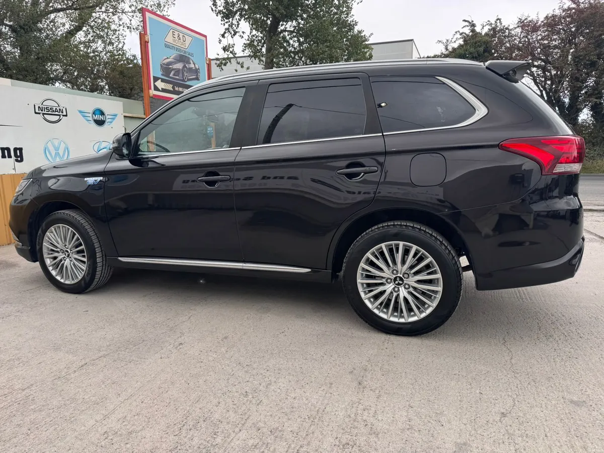 191 Mitsubishi Outlander 2.4L Plug-in EV Intense - Image 6