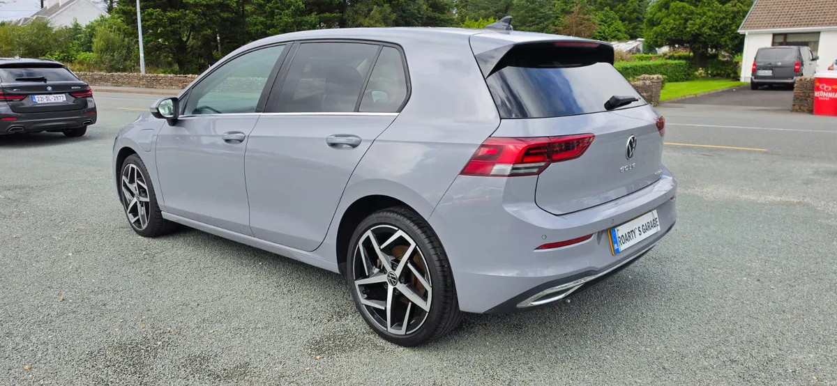 Volkswagen Golf Style TSI E-Hybrid 2023 - Image 4