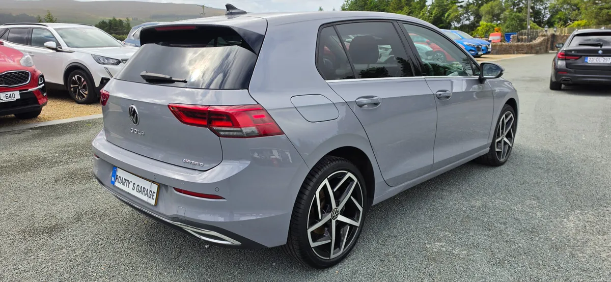 Volkswagen Golf Style TSI E-Hybrid 2023 - Image 6