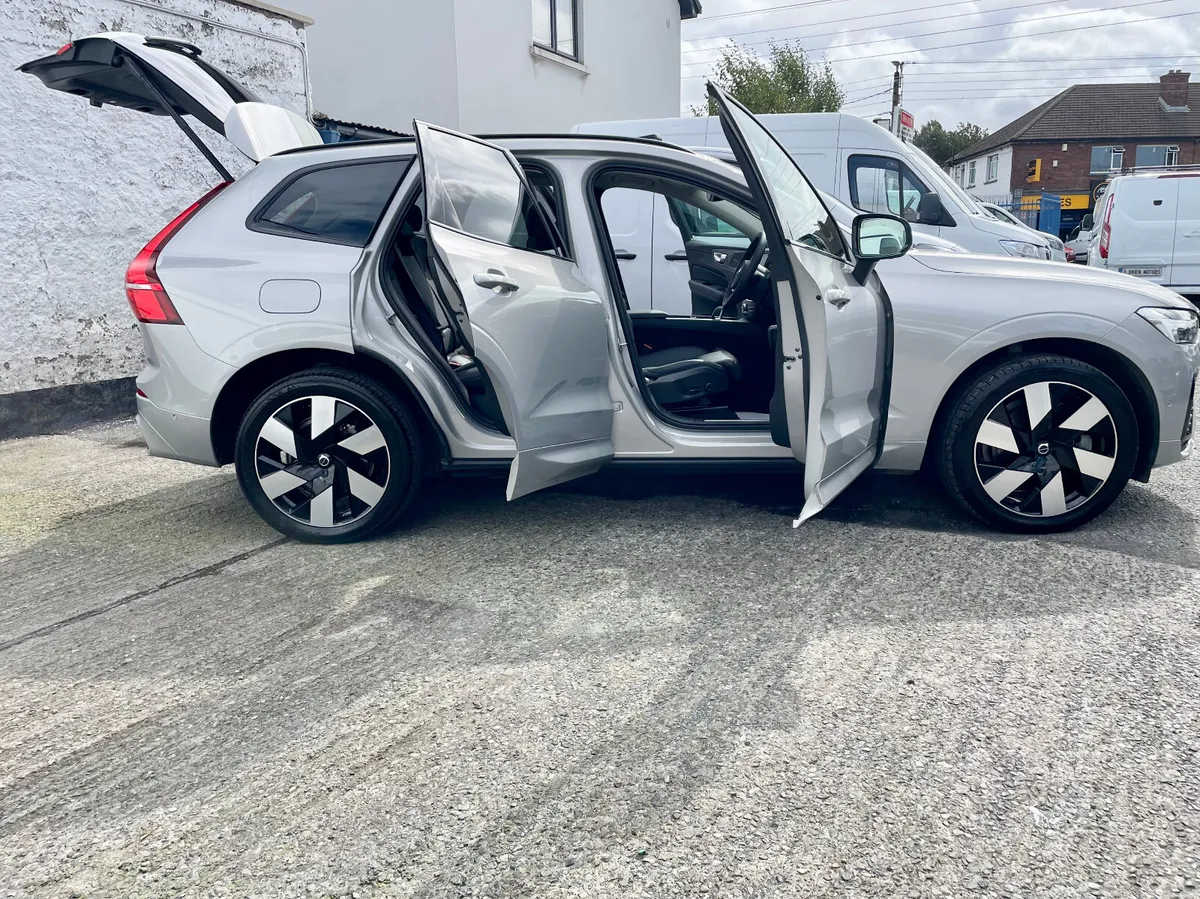 Volvo XC60 T6 Recharge PlusDark AWD Auto PHEV,2023 - Image 3
