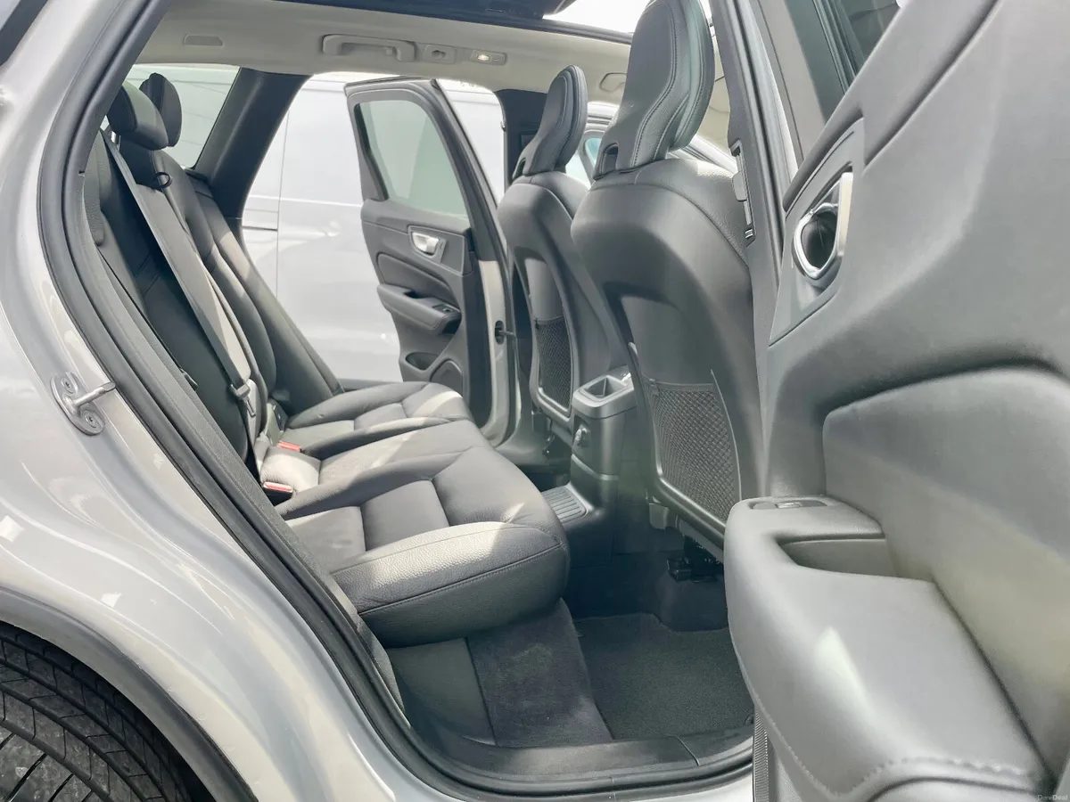 Volvo XC60 T6 Recharge PlusDark AWD Auto PHEV,2023 - Image 4