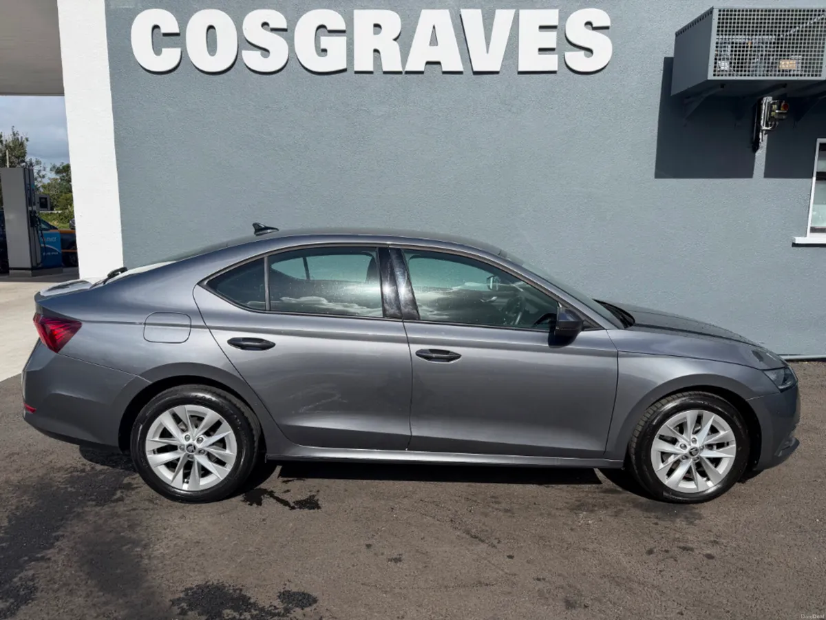 Skoda Octavia AMB 2.0tdi 115HP 5DR * REVERSING CAM - Image 2