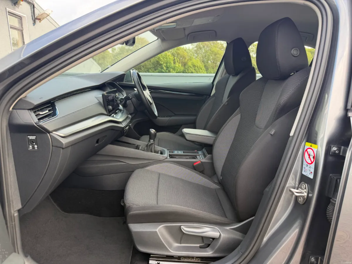 Skoda Octavia AMB 2.0tdi 115HP 5DR * REVERSING CAM - Image 6