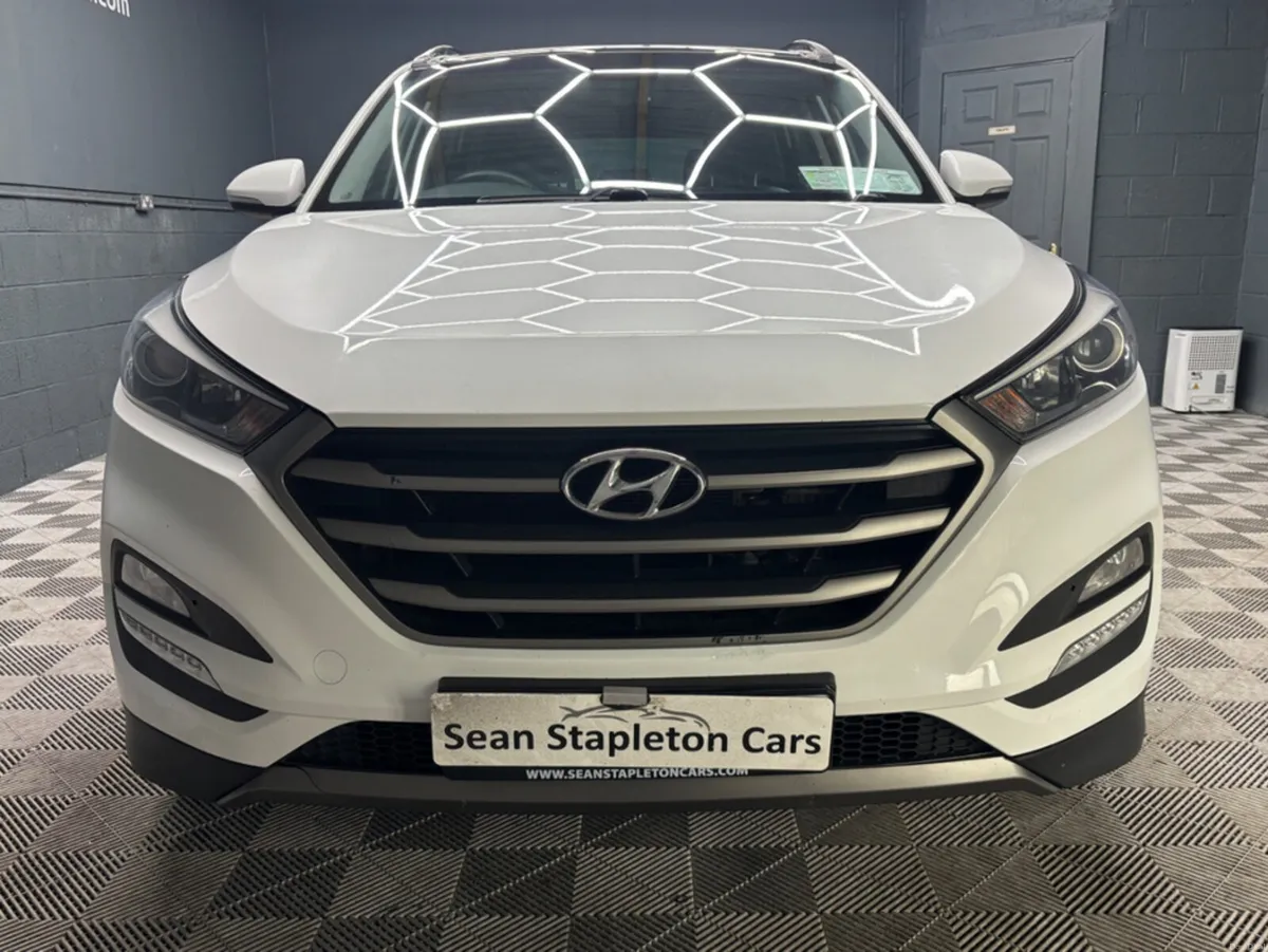 Hyundai Tucson PREMIUM 5DR - Image 2