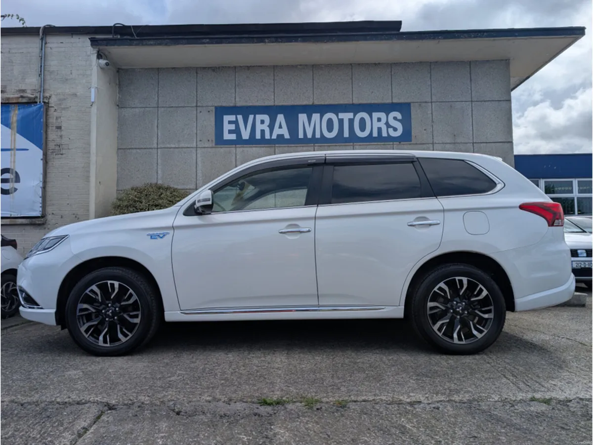 Mitsubishi Outlander G PREMIUM 4WD HYBRID PHEV AUT - Image 6