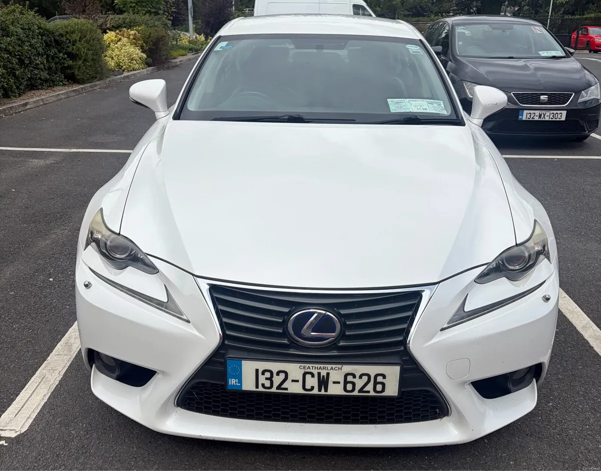 Lexus IS 300H - Image 2