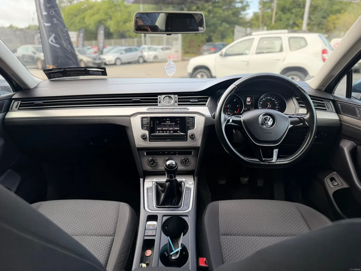 Volkswagen Passat 1.6 TDI TRENDLINE 5DR - Image 3