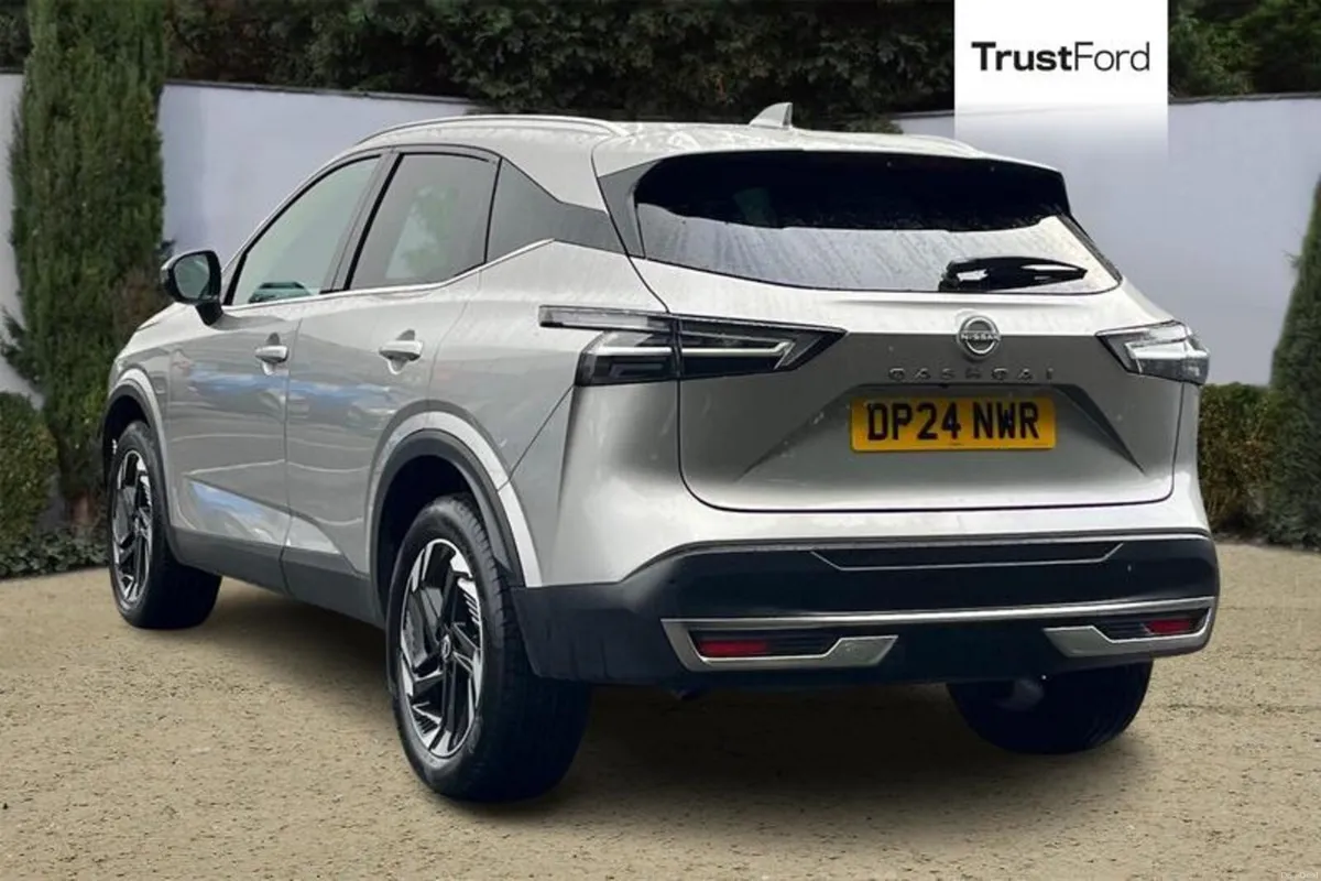 Nissan Qashqai 1.3 DiG-T MH N-Connecta 5dr - PANOR - Image 2