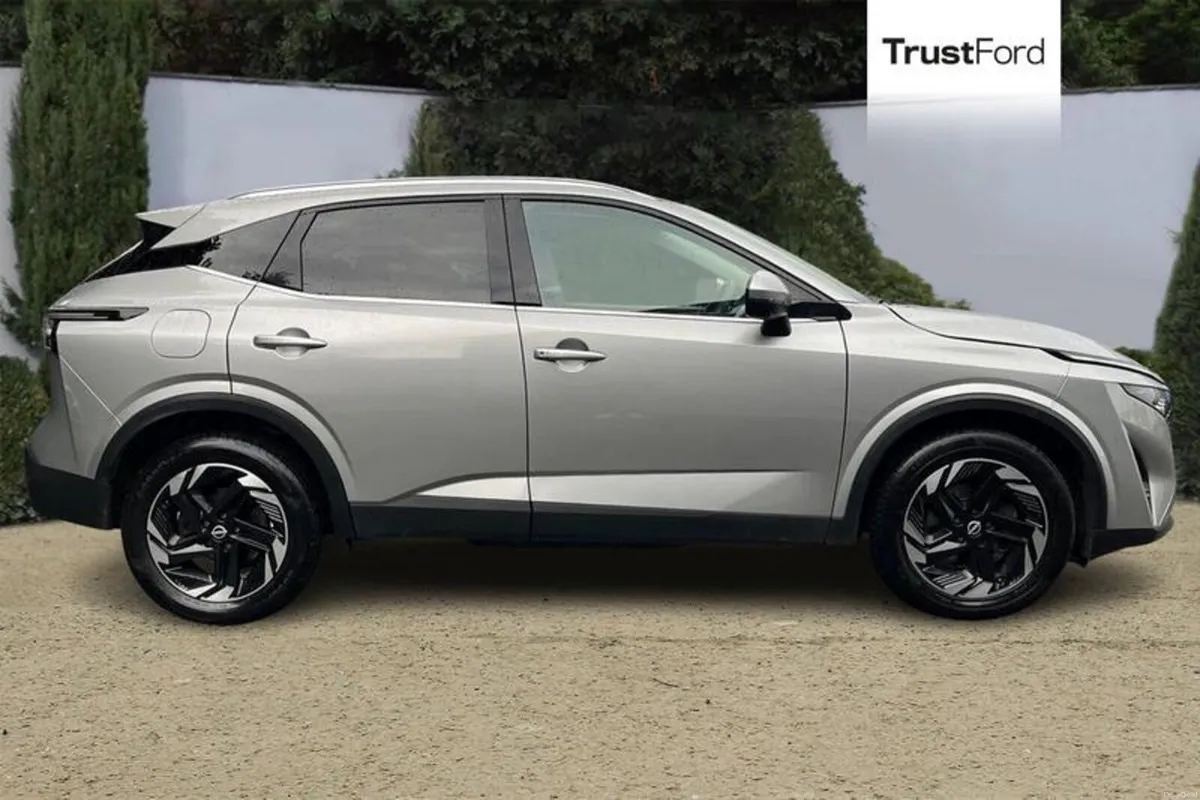 Nissan Qashqai 1.3 DiG-T MH N-Connecta 5dr - PANOR - Image 3