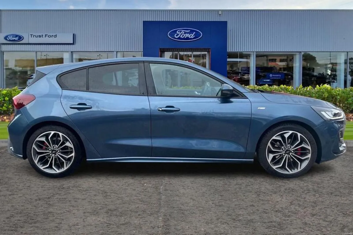 Ford Focus 1.0 EcoBoost Hybrid mHEV 155 ST-Line X - Image 3