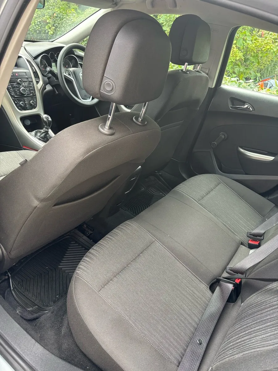 VAUXHALL ASTRA 2010 Fresh NCT 10/27 & Road Tax - Image 5