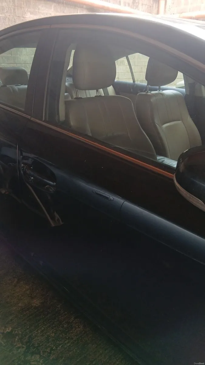 Toyota Avensis 2011 - Image 1