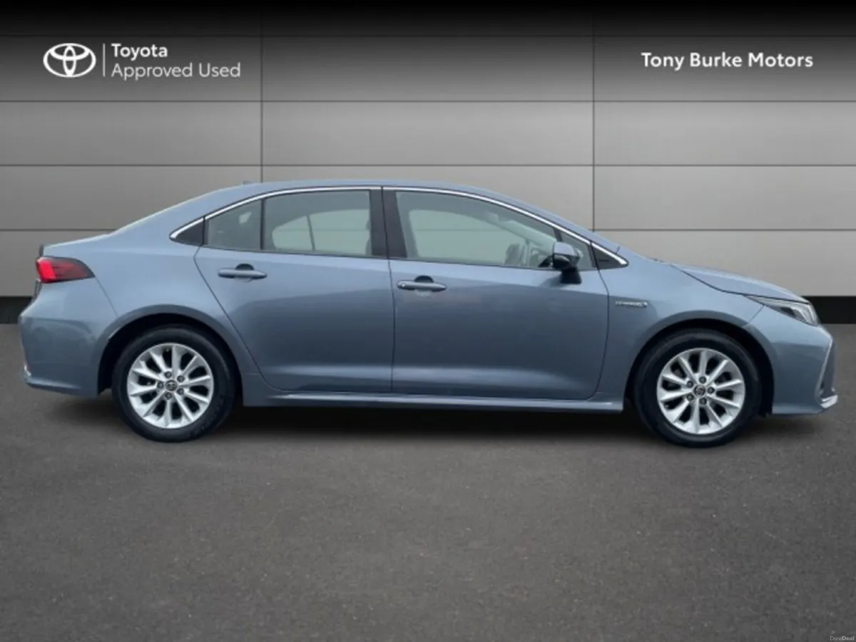 Toyota Corolla Saloon - Luna Edition - 1.8 Hybrid - Image 3