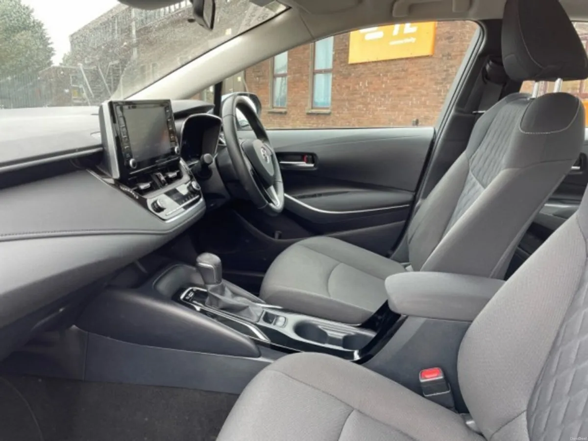 Toyota Corolla Saloon - Luna Edition - 1.8 Hybrid - Image 6