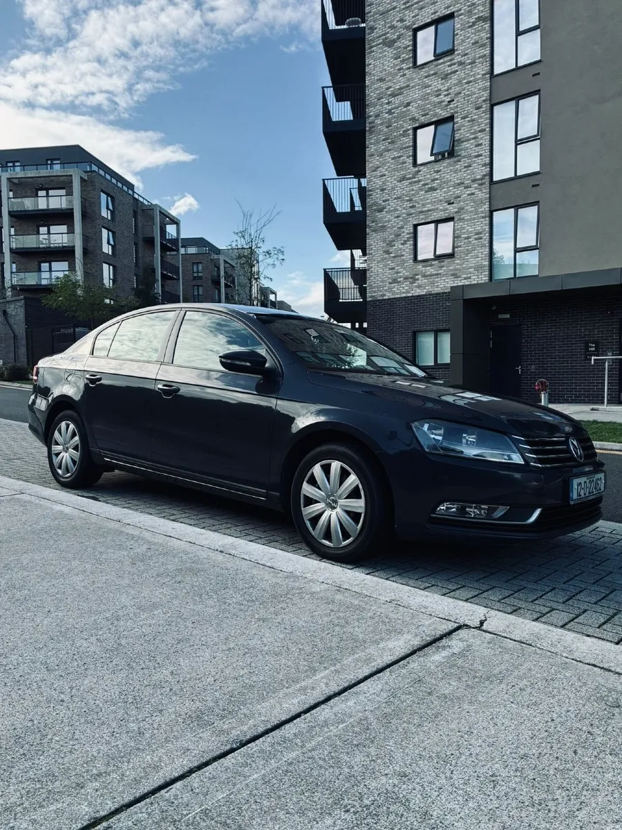 Volkswagen Passat 2012 - Image 2