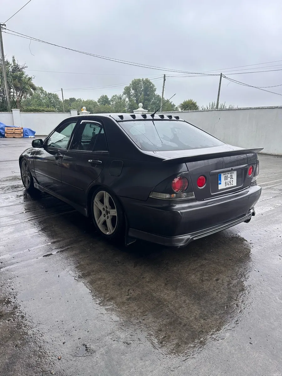 Lexus IS200 Sport - Image 2