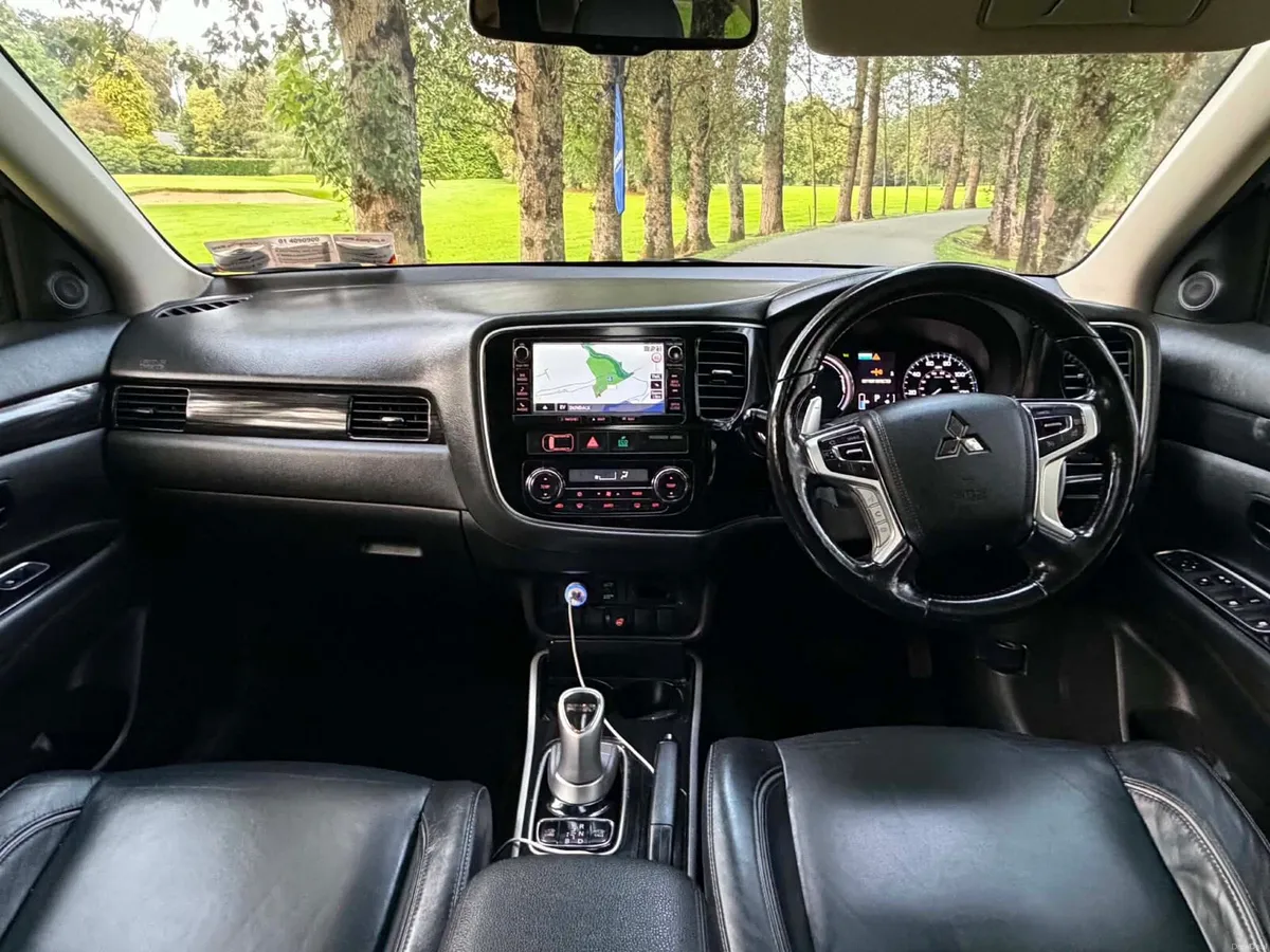 Automatic Mitsubishi outlander 2.0 plug in hybrid - Image 6