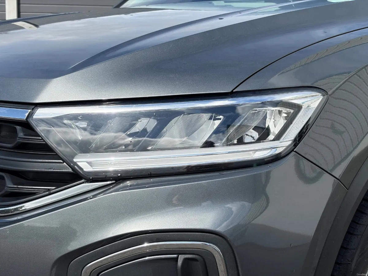 Volkswagen T-Roc LIFE TSI - Image 3