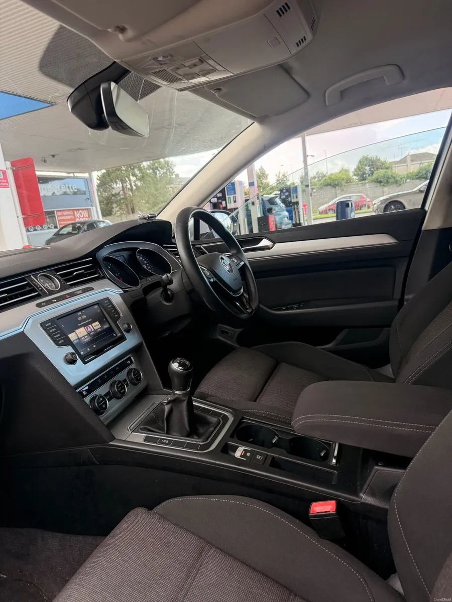 Volkswagen Passat 2016 - Image 2