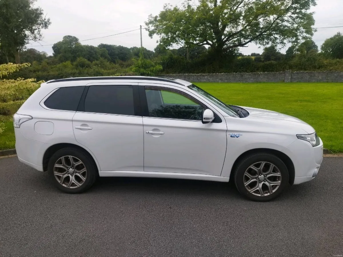 Outlander PHEV - Image 4
