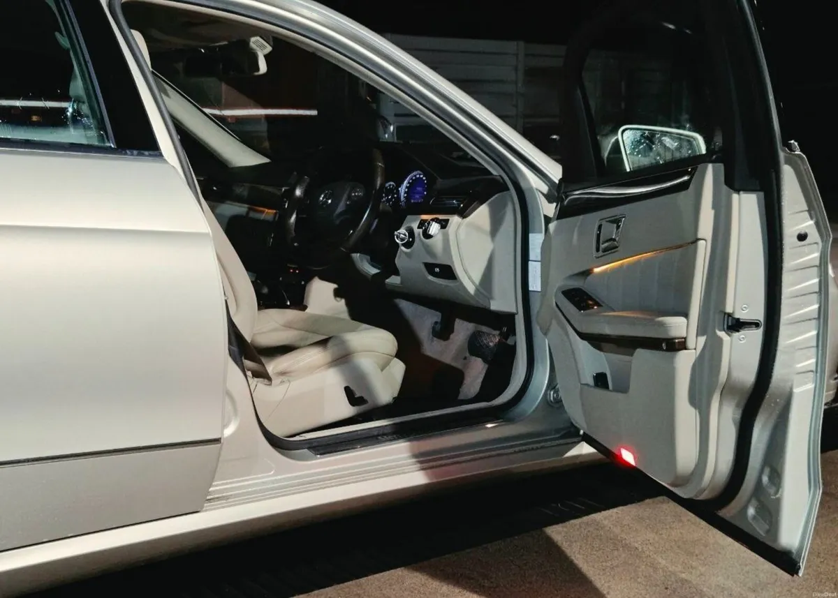 Mercedes-Benz E-Class 2010 - Image 4