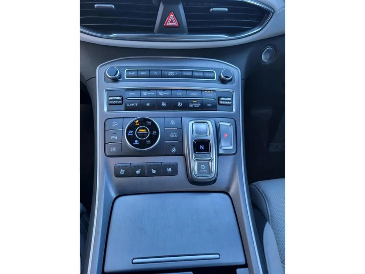 Hyundai Santa Fe 2022 PHEV 7 Seats - Image 2