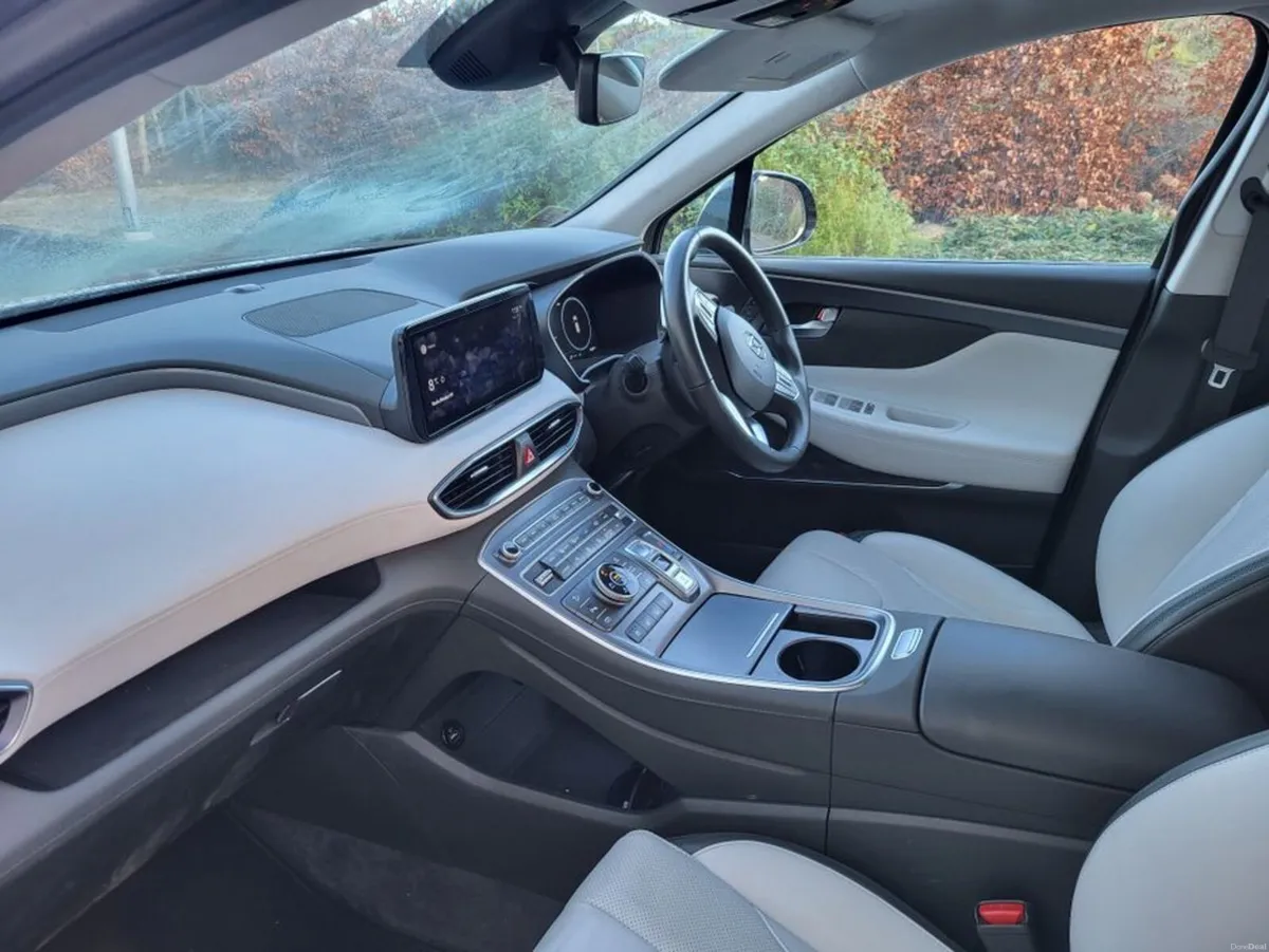 Hyundai Santa Fe 2022 PHEV 7 Seats - Image 4