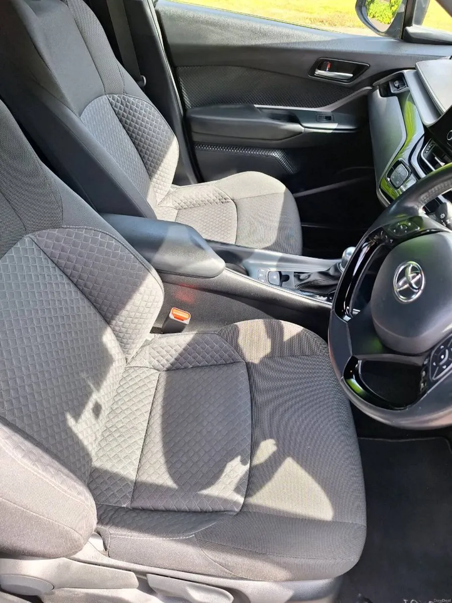 Toyota CHR 1.8 Hybrid - Image 4