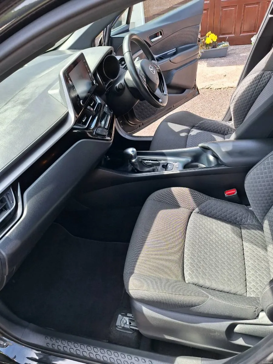 Toyota CHR 1.8 Hybrid - Image 6