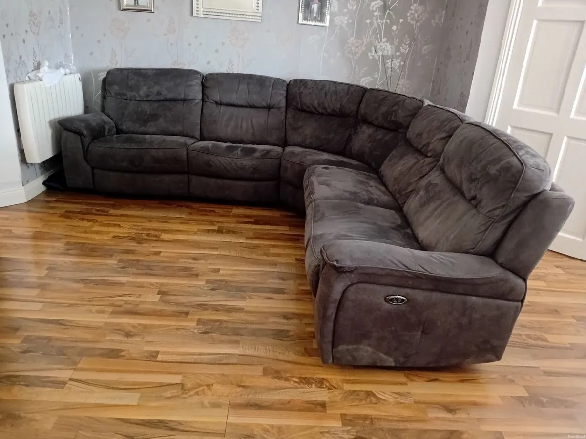 Corner suite for sale with two recliners - Image 1