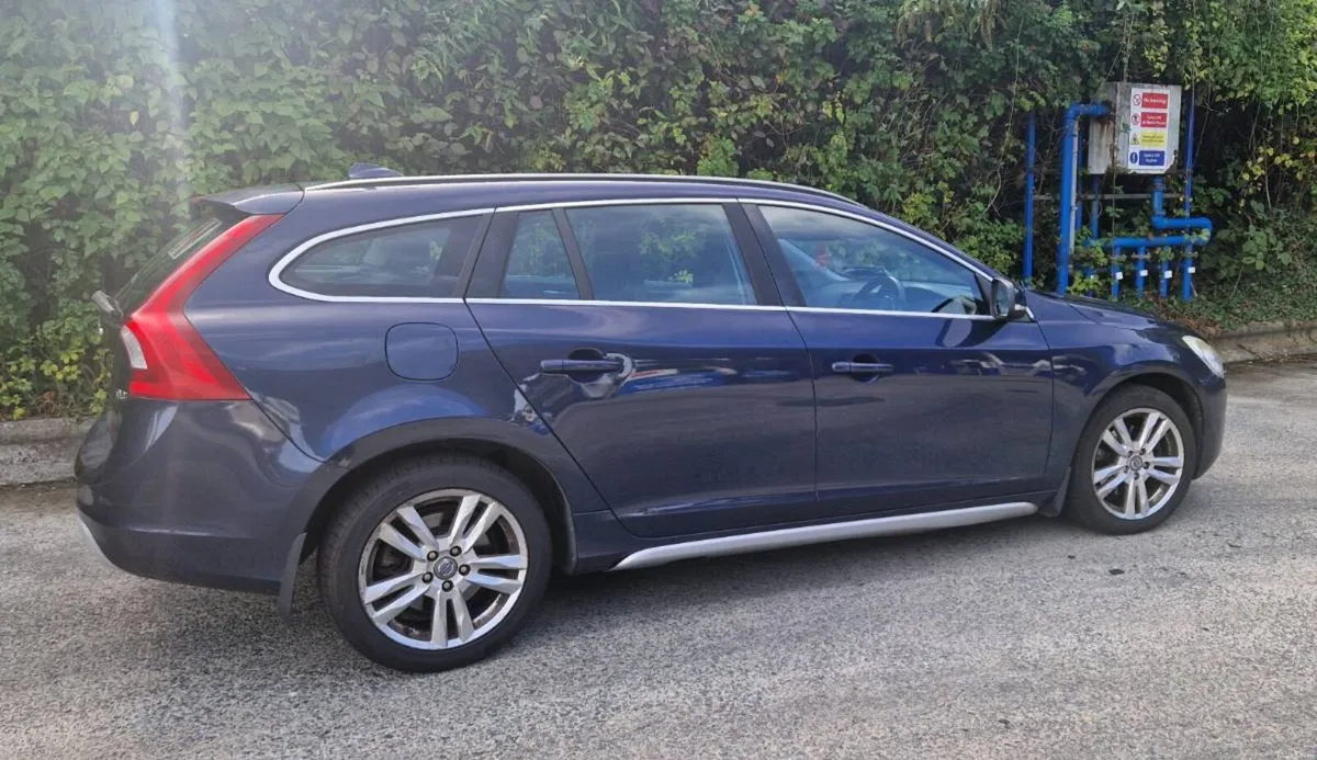 Volvo v60 - Image 2
