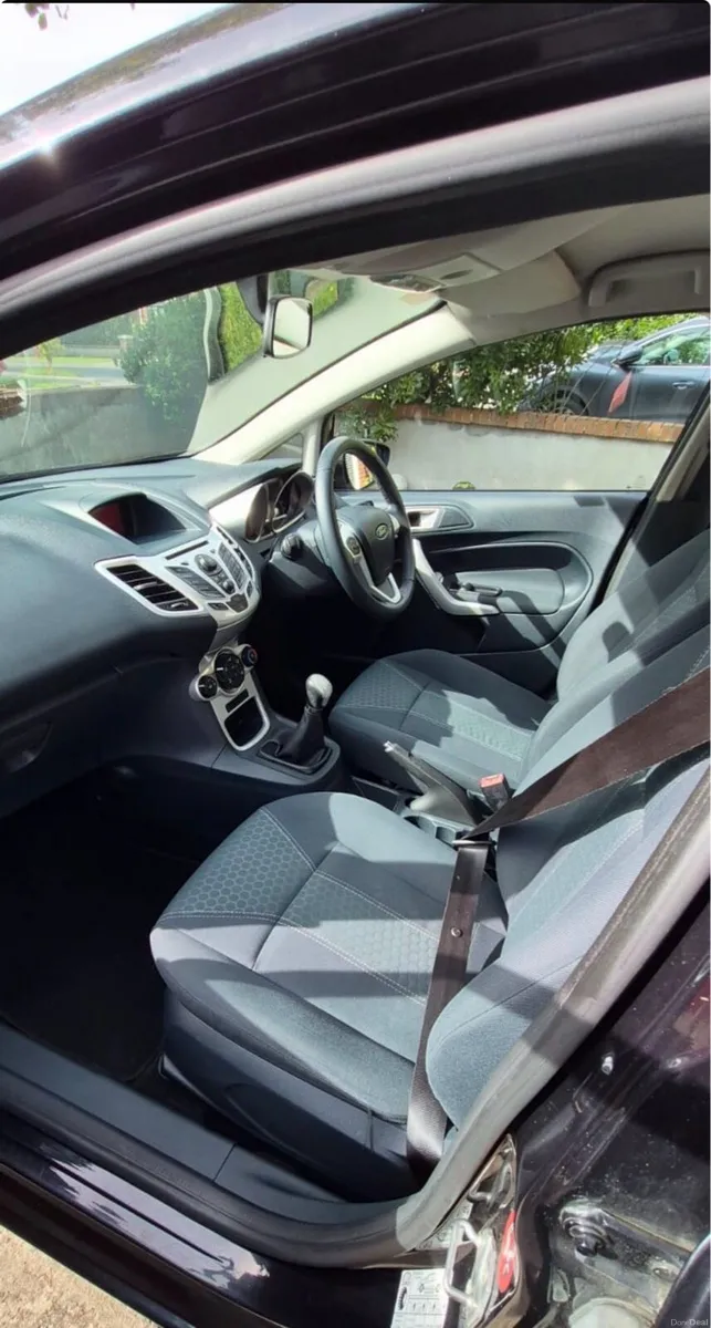 FORD FIESTA TITANIUM 1.25 5DR only 101,000km - Image 5