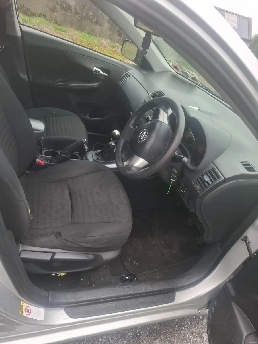 Toyota Corolla 2011 - Image 2