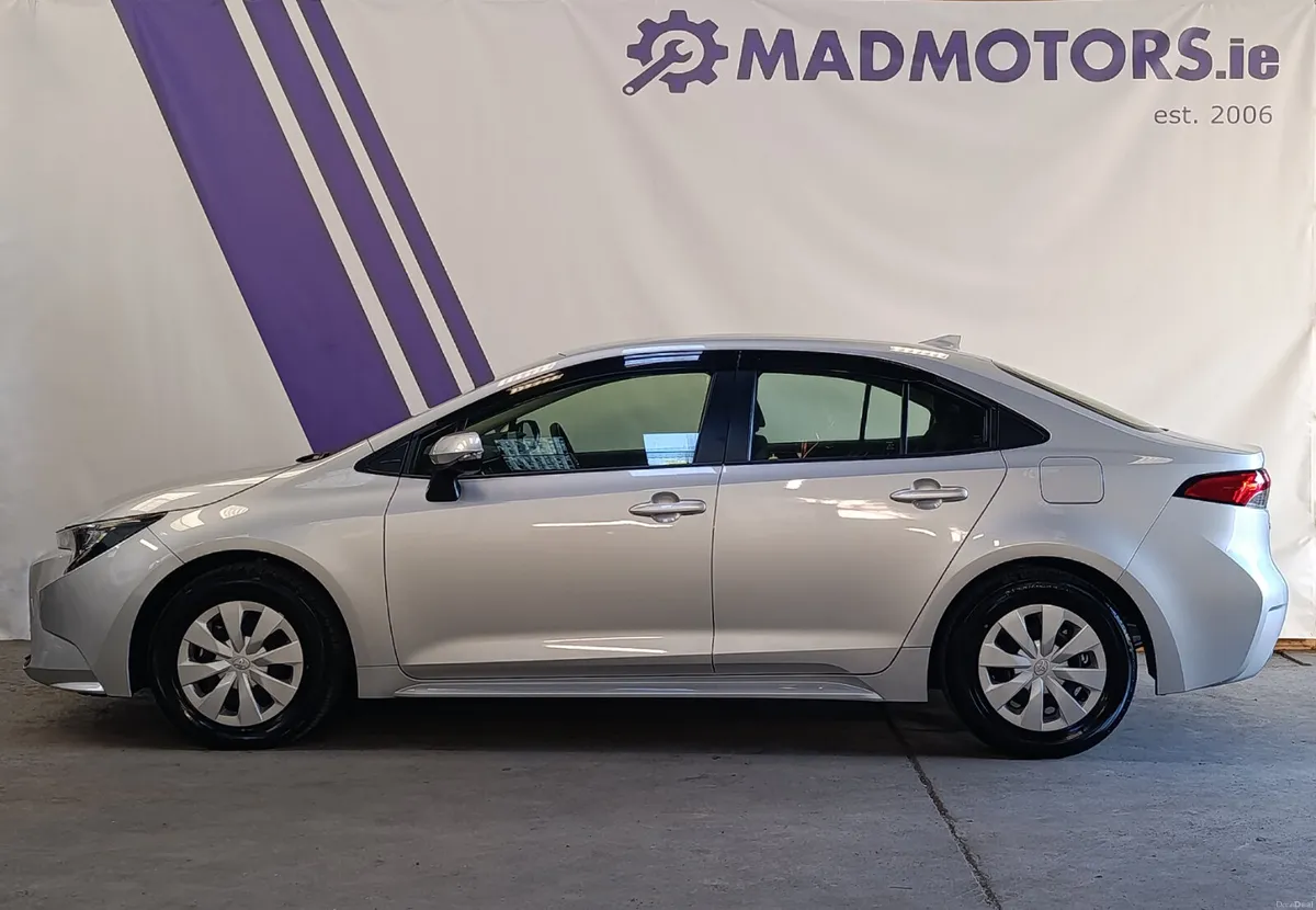 **ONLY 8,750 Km** (2yr Warranty) 1.8 Petrol Hybrid - Image 4
