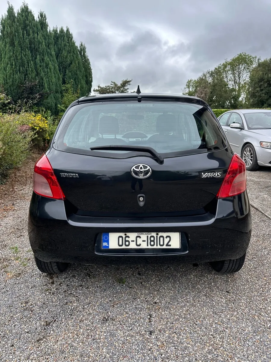 Toyota Yaris 2006 black - Image 1