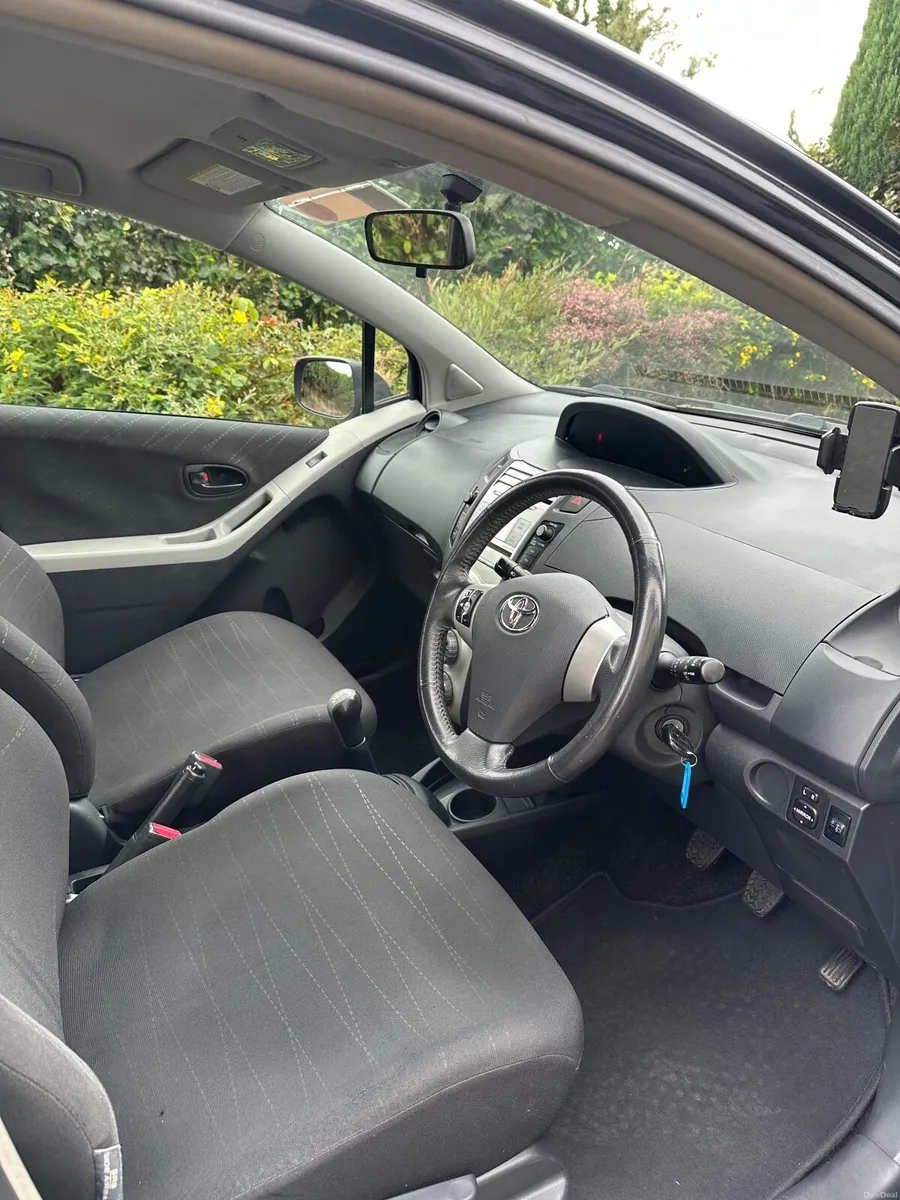Toyota Yaris 2006 black - Image 3