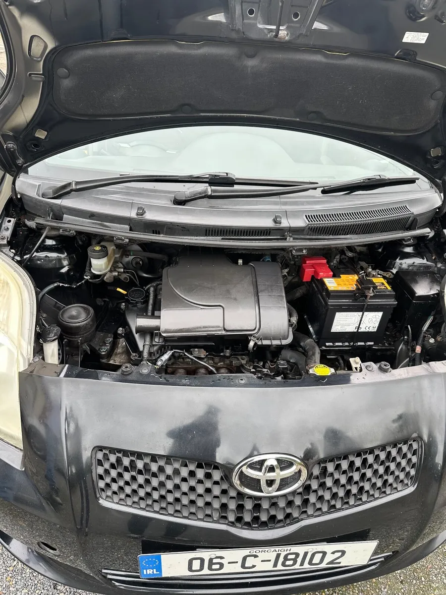 Toyota Yaris 2006 black - Image 4