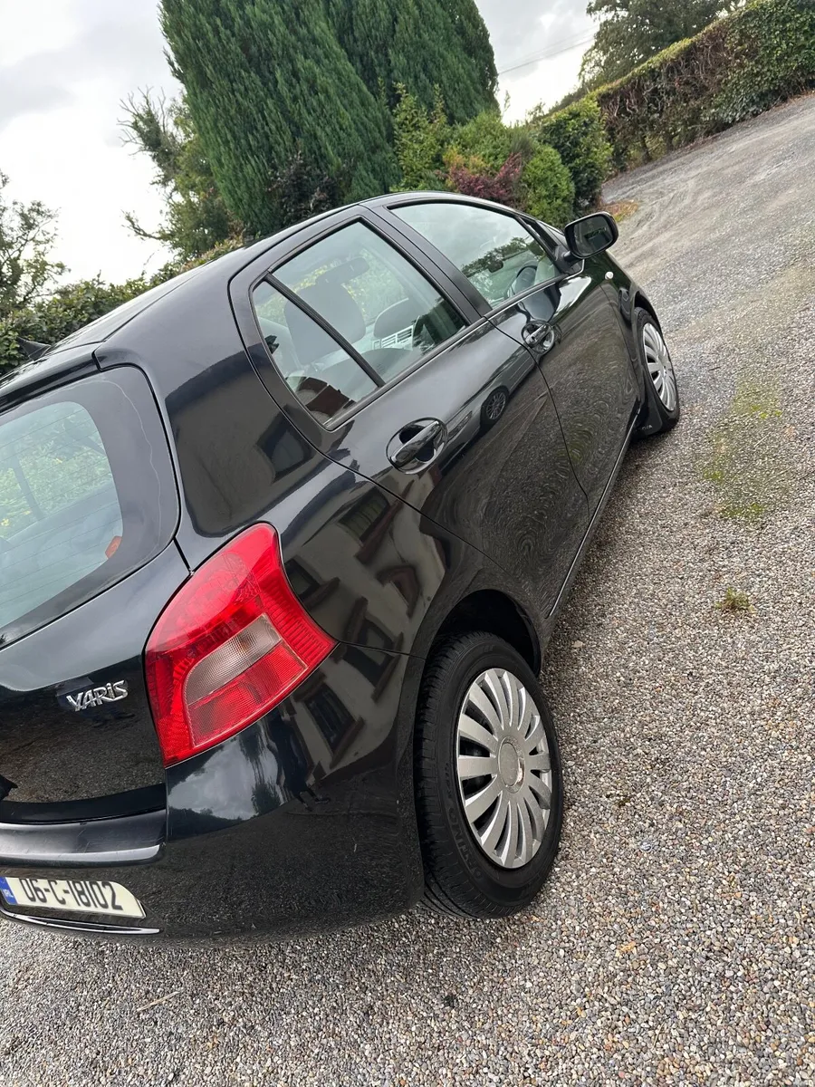Toyota Yaris 2006 black - Image 6