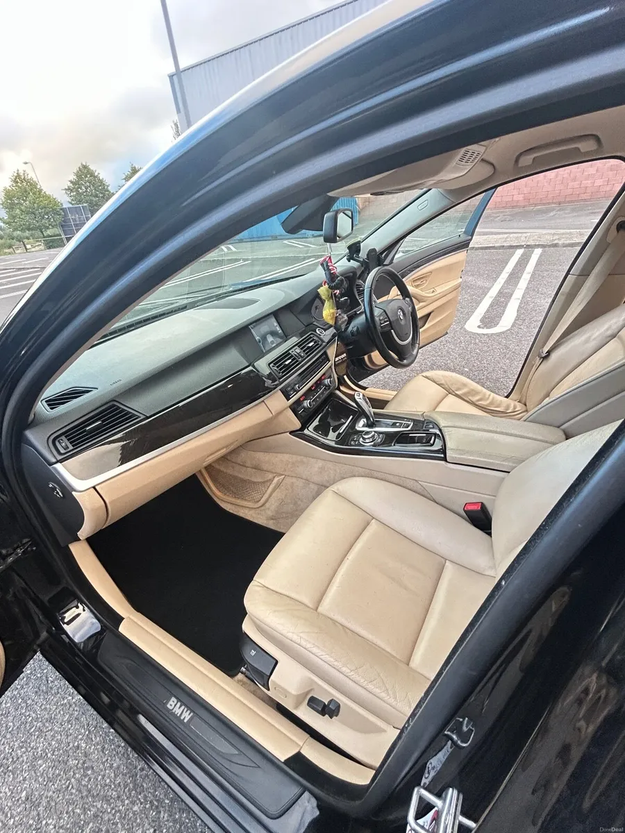 BMW 5-Series 2011 - Image 2